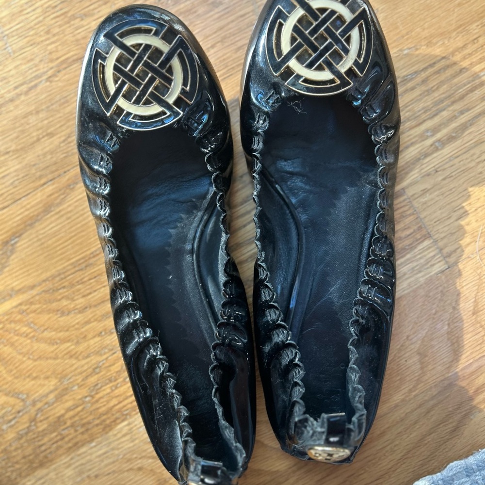 Elegant Black and Gold Women's Flats - Picture 3 of 4